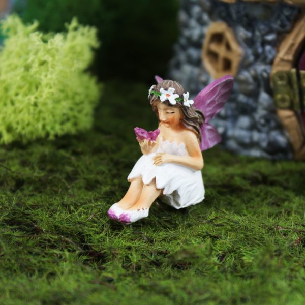 Petite figurine de fée tenant un papillon pour jardin de fées et terrarium.